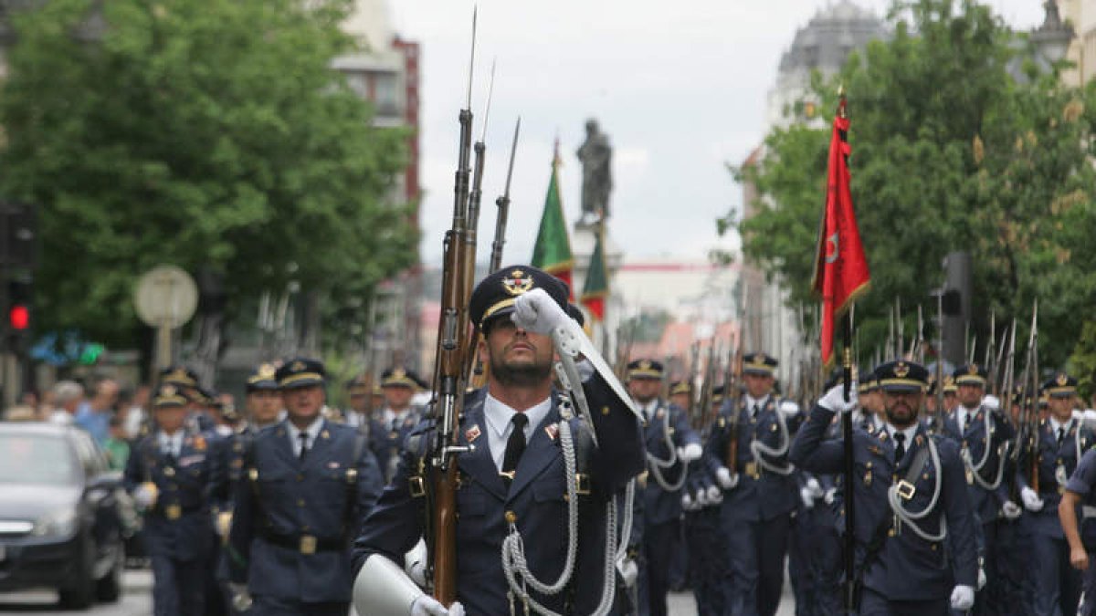 El desfile militar de la Academia Básica del Aire entró en el casco histórico después de cruzar el paseo de la Condesa de Sagasta y Ordoño II.