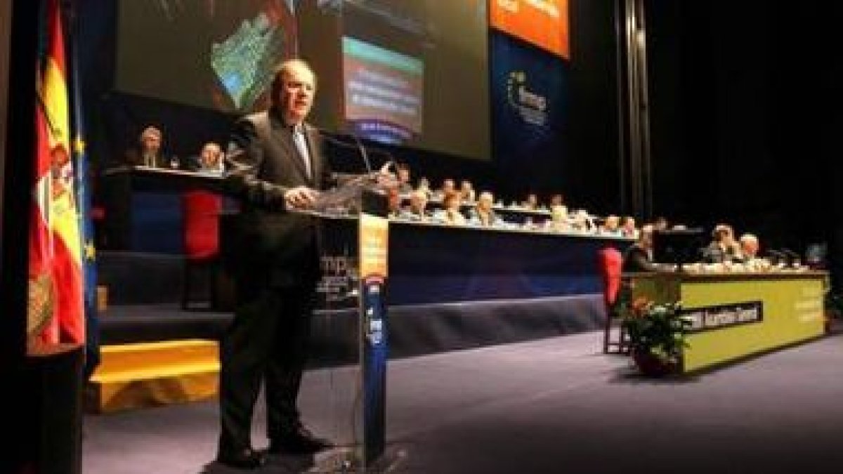 El presidente de la Junta, Juan Vicente Herrera, ante la asamblea general de la FRMP celebrada en Áv