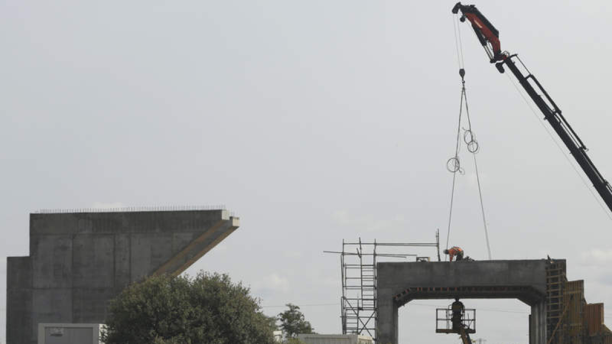 Pasos elevados para el tren a Villadangos. FERNANDO OTERO.