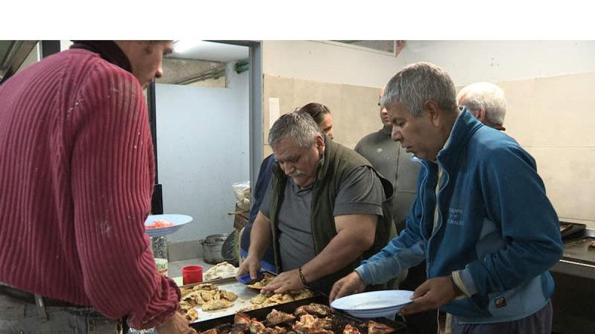 Imagen de un grupo de usuarios en un comedor social. MARÍA ARCE