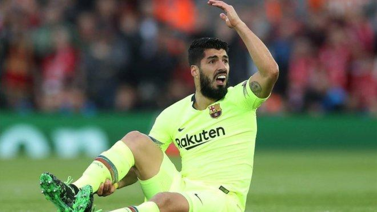 Suárez se lamenta en Anfield donde sufrió una rotura de menisco.