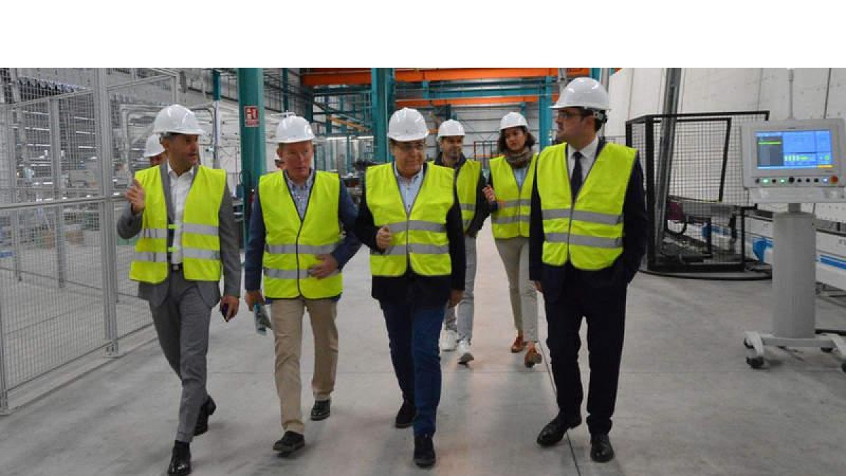 Los candidatos del PP y responsables de Tvitec, ayer en su visita a esta fábrica berciana. DL