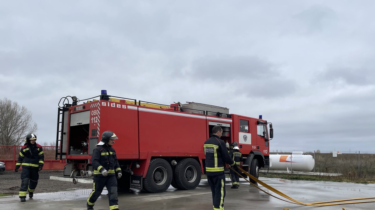 Los bomberos, durante la intervención. BOMBEROS DE LEÓN