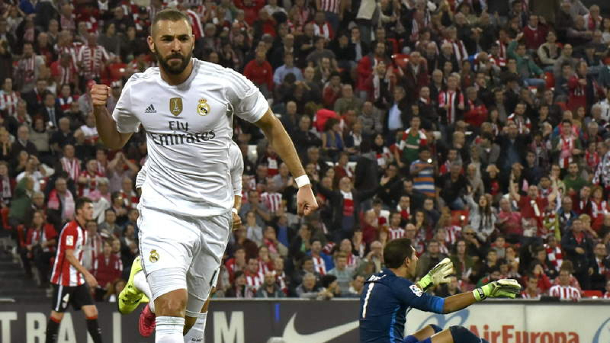 Benzema celebra el 0-1 al Athletic tras aprovechar un error de San José a los 19 minutos.