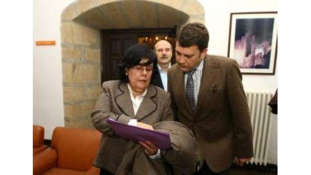 Mercedes Fernández habla con Riesco, seguidos por el edil de Educación