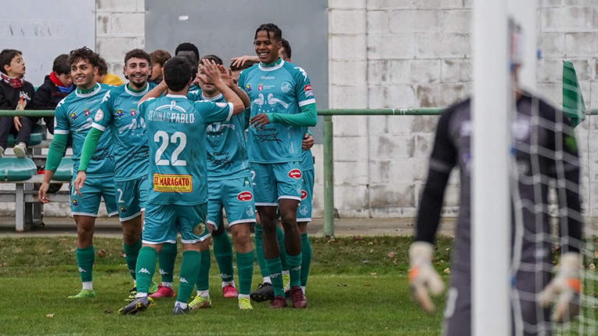 El Astorga celebra uno de los cuatro goles anotados. MIGUEL F. B.