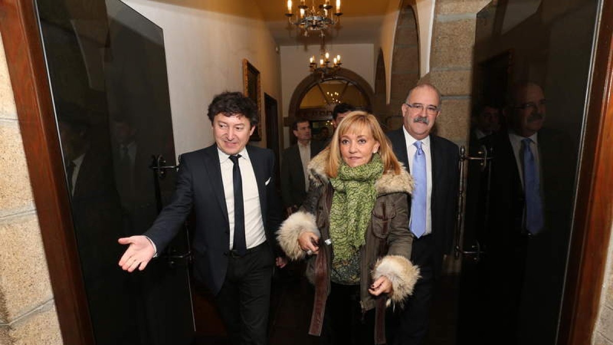 Samuel Folgueral, Isabel Carrasco y Emilio Cubelos, ayer en el Ayuntamiento de Ponferrada.