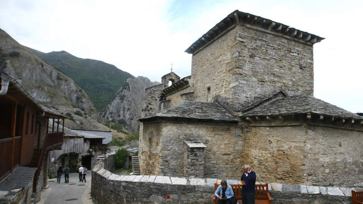 Imagen de archivo de la iglesia mozárabe de Santiago de Peñalba, en el centro del pueblo.