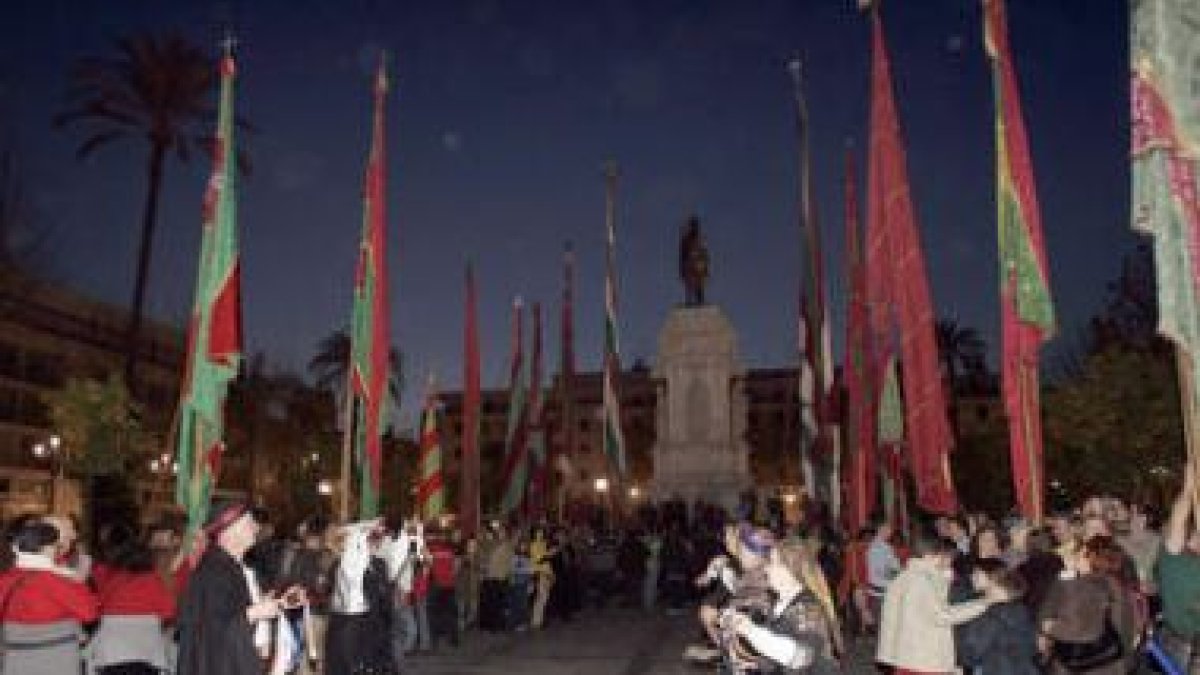 Una veintena de pendones leoneses recorrieron ayer el corazón de la capital hispalense
