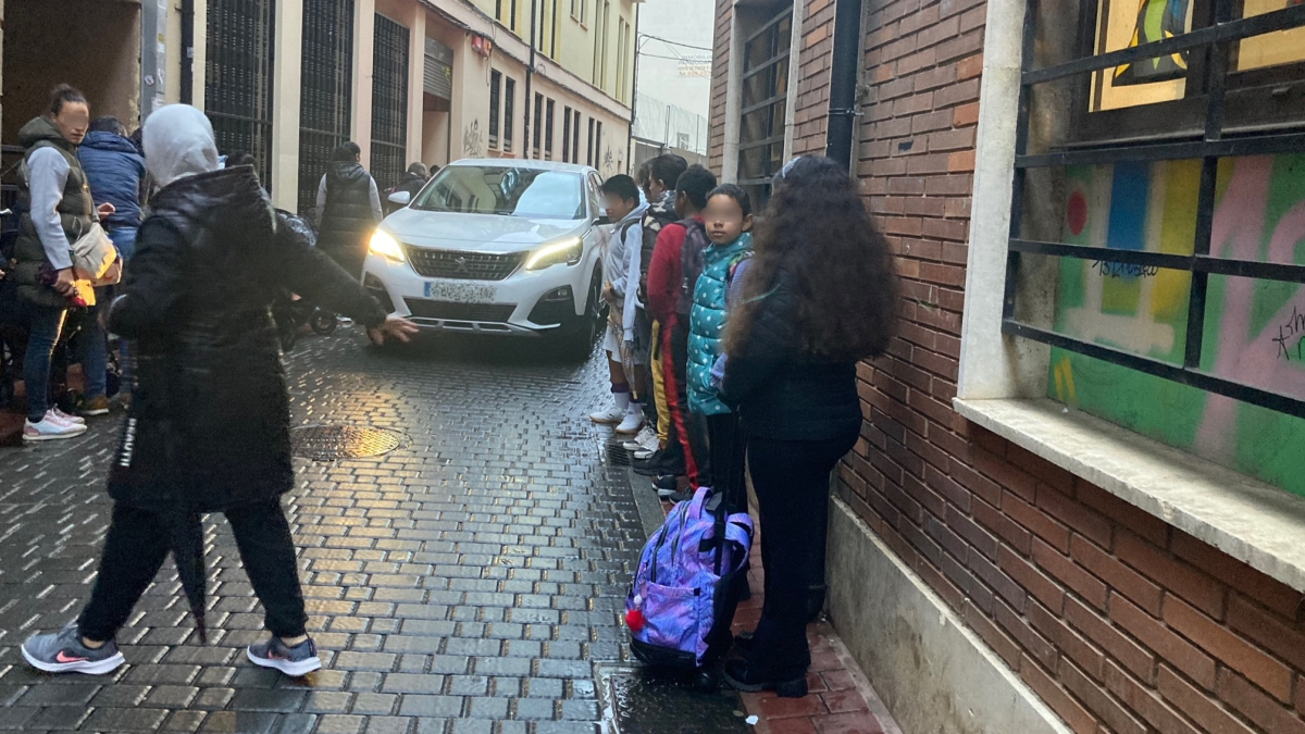 El Grupo Municipal del Partido Popular mantuvo hace unos días una reunión con el Ampa
del colegio, en la que los padres mostraron su preocupación por la
situación de inseguridad. DL