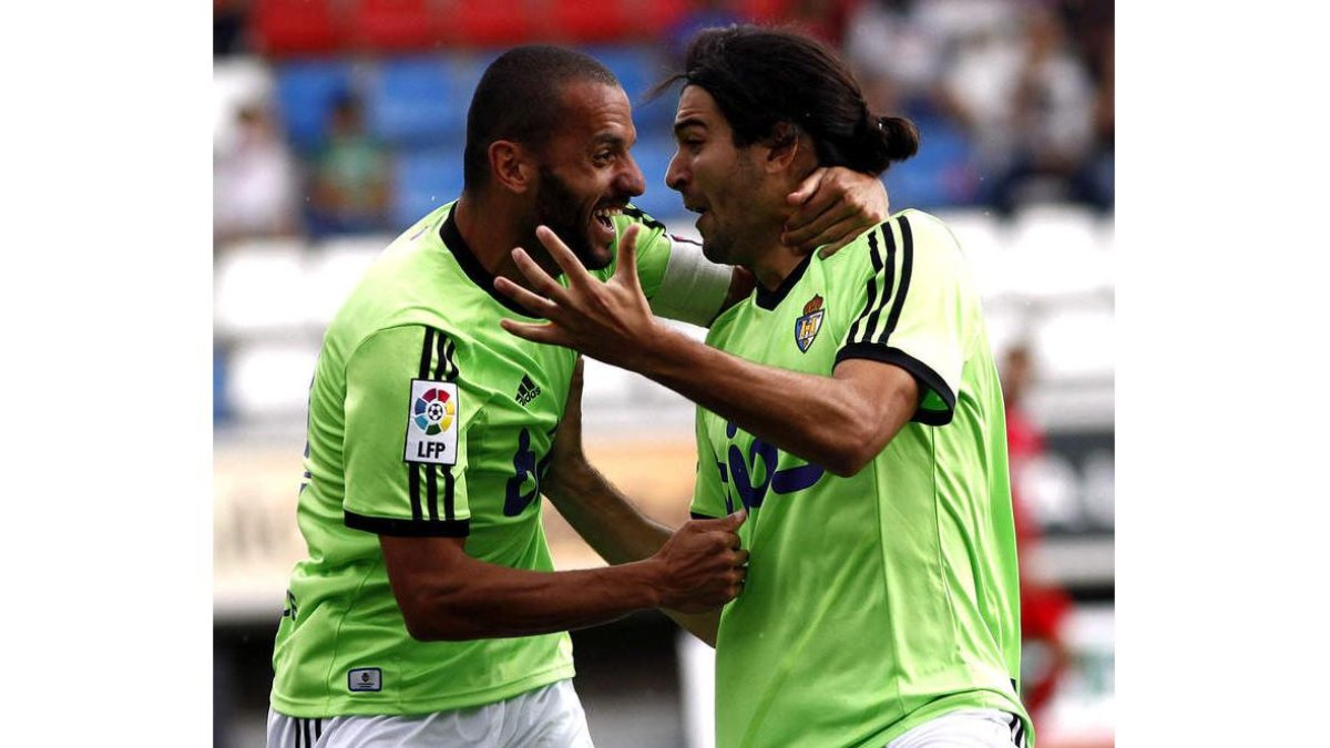 Yuri y Andy celebran el gol de éste último, que ponía a la Deportiva por delante en el inicio de la segunda parte.