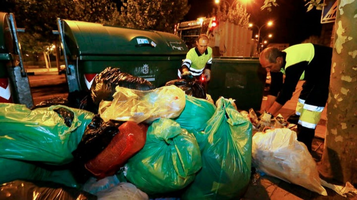 La huelga ya saturó las calles de basura en mayo de 2015. RAMIRO