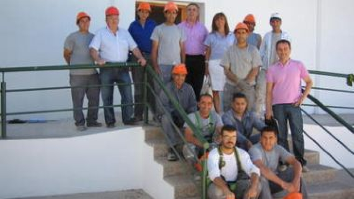 La presidenta del Ildefe, junto a los alumnos de la Escuela de Construcción.