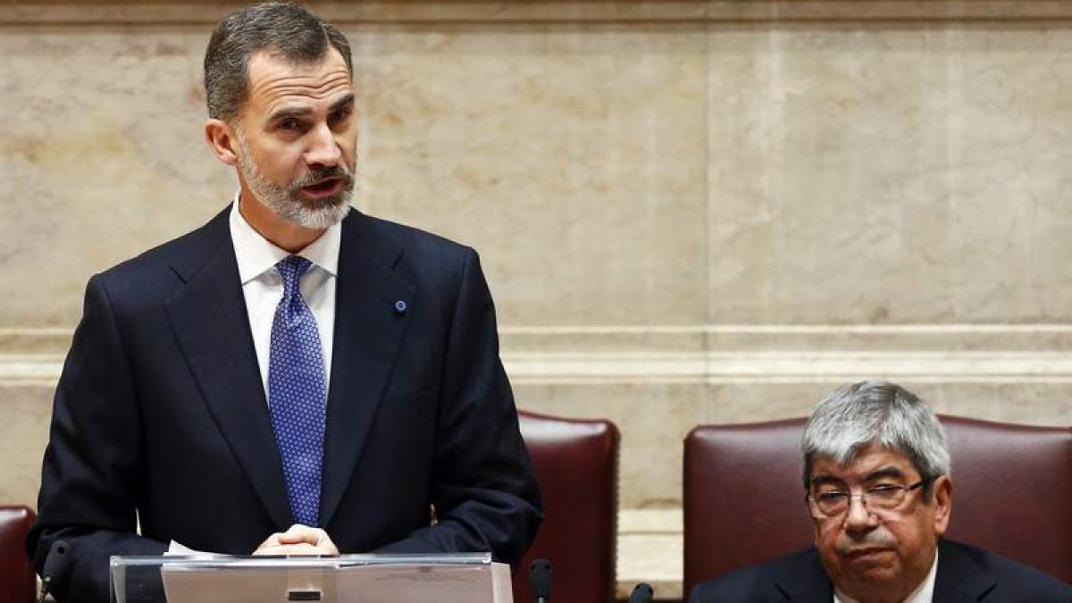 El rey, en presencia del presidente del Parlamento luso, Eduardo Ferro Rodrigues. TIAGO PETINGA