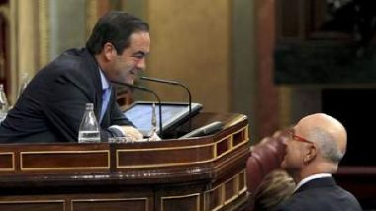 El presidente del Congreso, José Bono, conversa con el portavoz de CiU, Josep Antoni Duran i Lleida