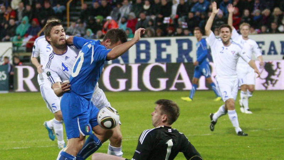 Cassano trata de desbordar al meta de Eslovenia.