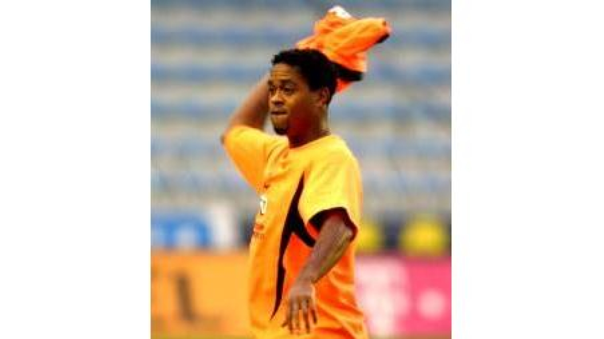 El holandés Kluivert lanza una camiseta tras la sesión de trabajo