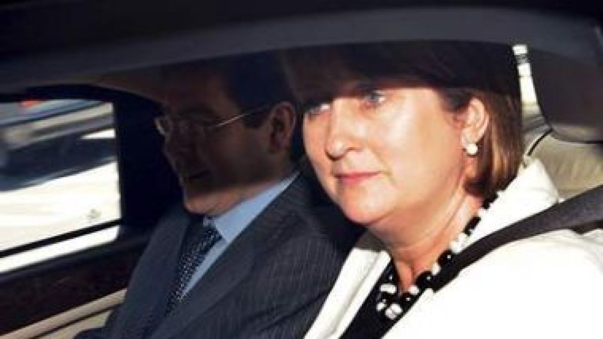 La ministra británica del Interior, Jacqui Smith, a su llegada a la Cámara de los Comunes.