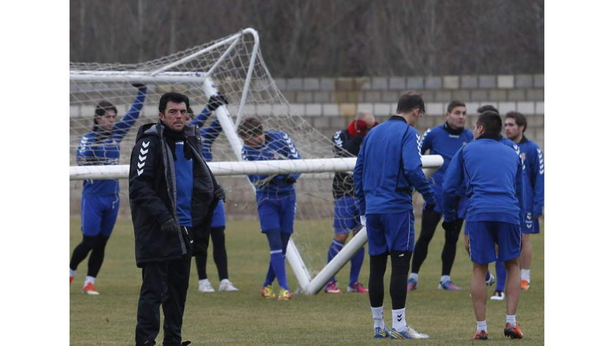 Luis Cembranos ya prepara el encuentro del domingo frente al Compostela en San Lázaro.