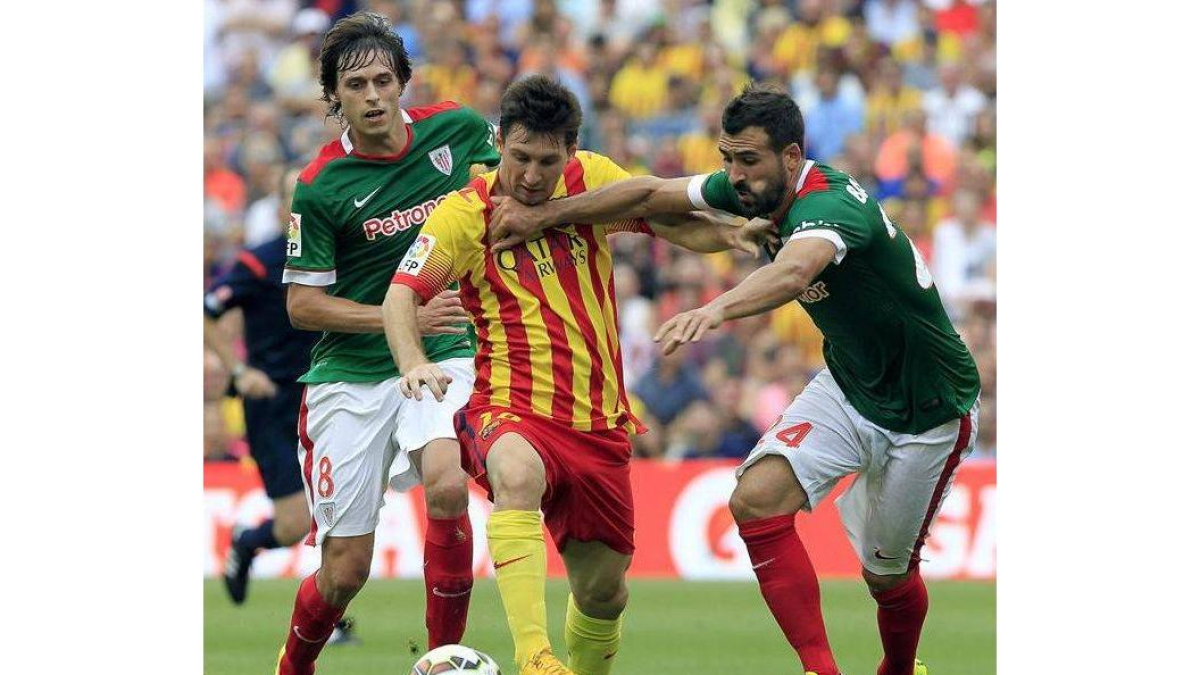 Messi se va de Laporte y Balenziaga.