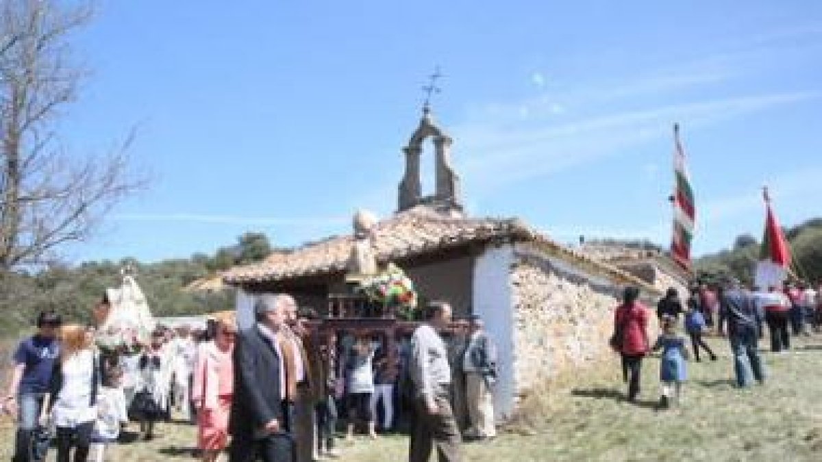 La comitiva pasa ante la ermita en la recta final de la procesión