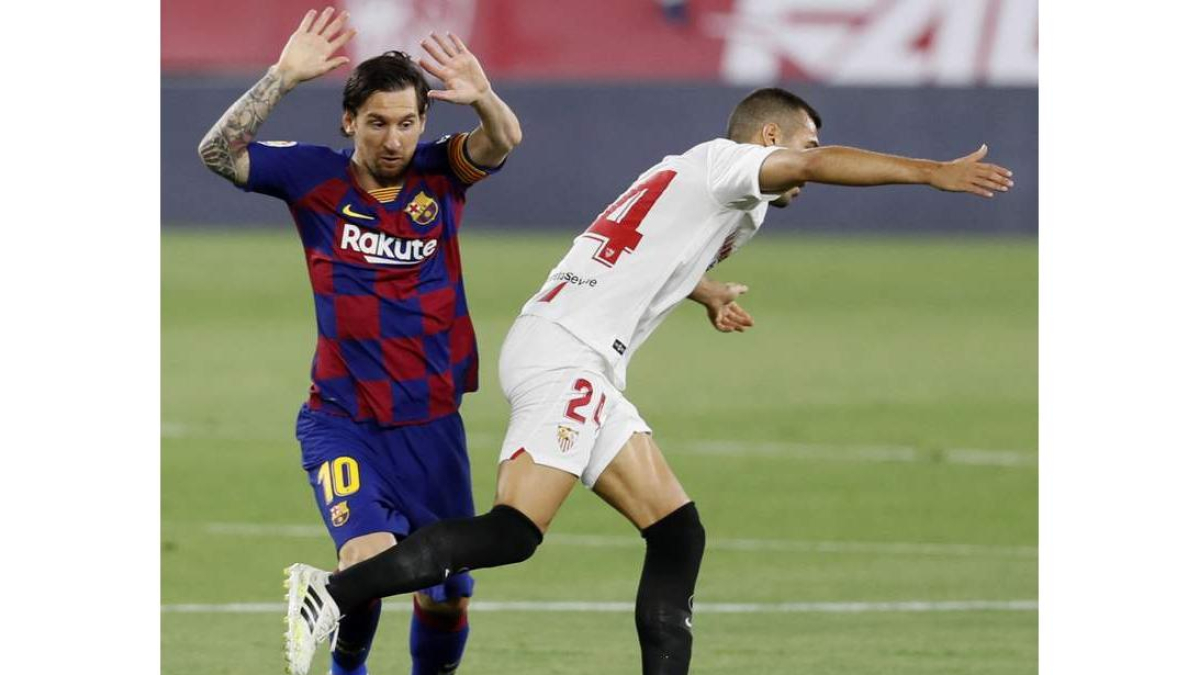 Messi, en pugna con un jugador del Sevilla en un lance del partido disputado en el Sánchez Pizjuán. VIDAL