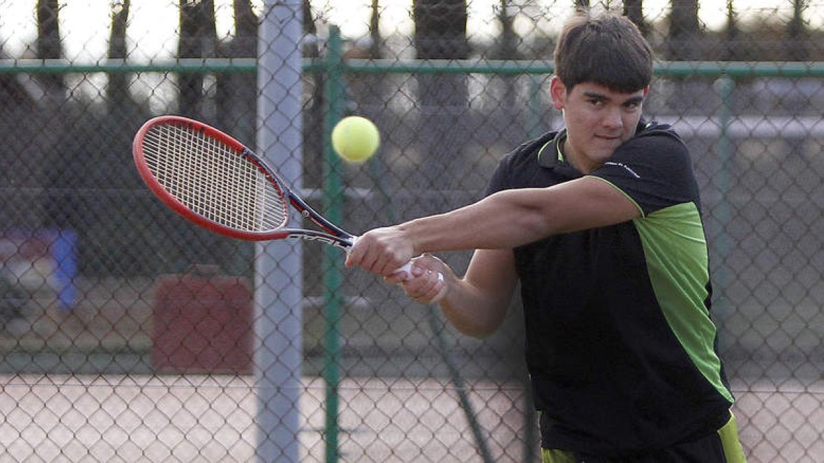 Jorge Blanco golpea la pelota en una fase de la final del Torneo de Invierno que disputó frente a Sergio Gutiérrez