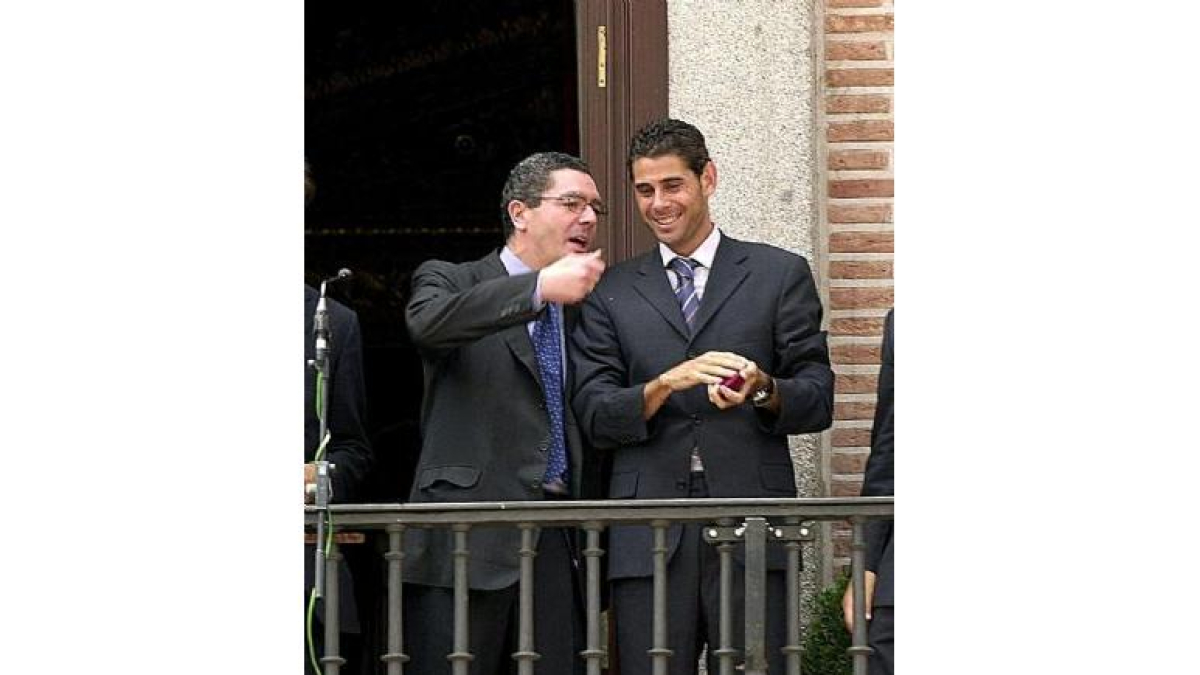 Ruiz Gallardón, a la izquierda, charla con Fernando Hierro, a la derecha