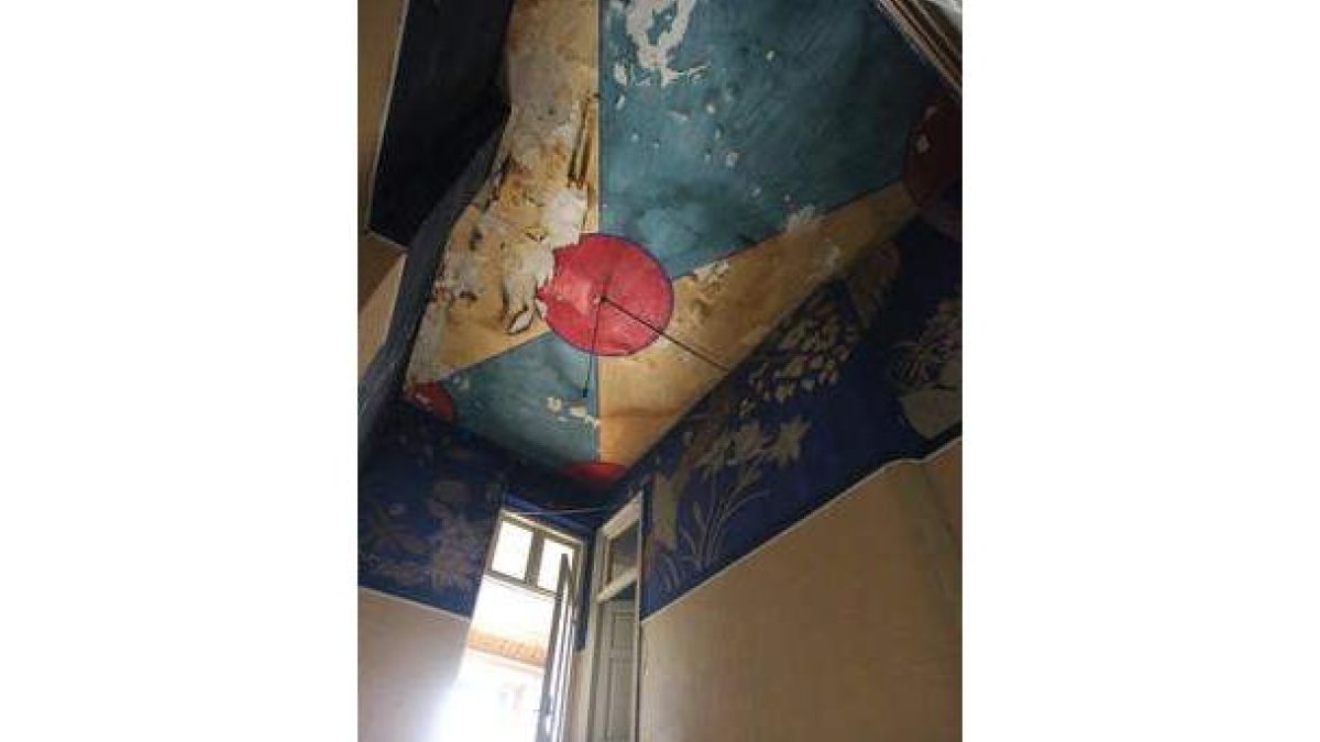 Arriba dos habitaciones pintadas por Vela Zanetti; derecha, una silla decorada por el pintor; debajo