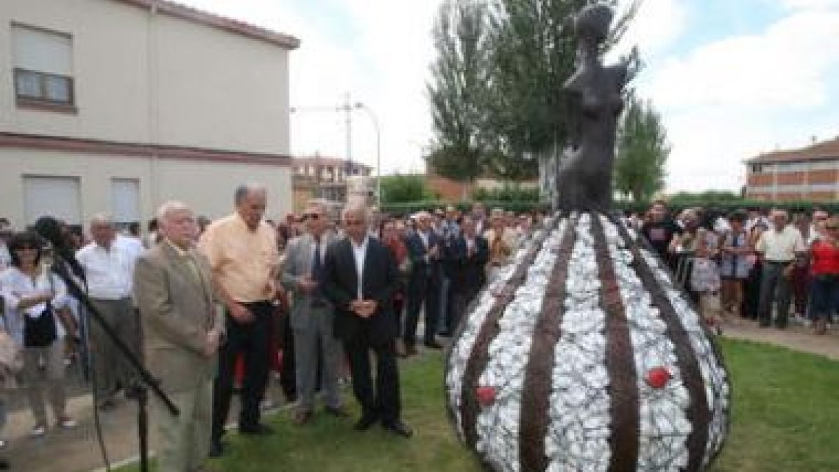 Las autoridades inauguran la escultura de Vegonha Rodríguez.