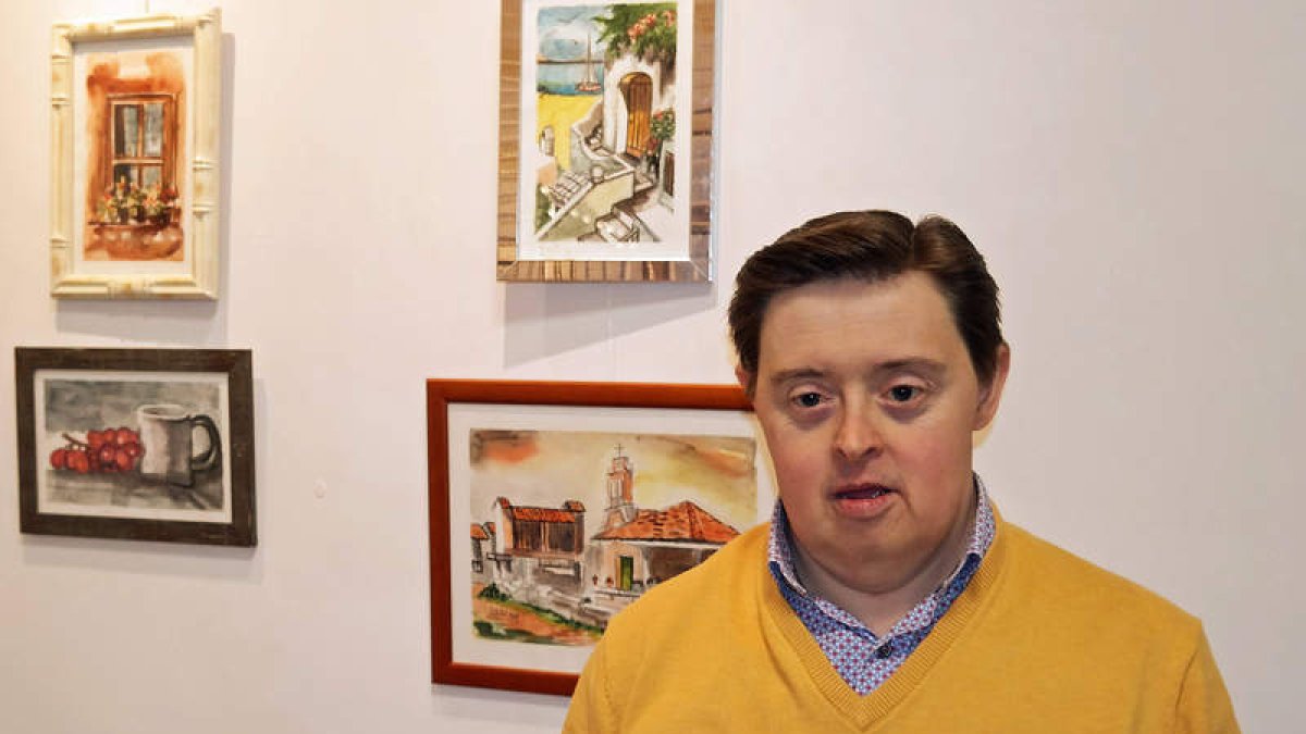 El artista de San Miguel del Camino, junto a algunas de sus obras expuestas en Cinabrio. CUEVAS