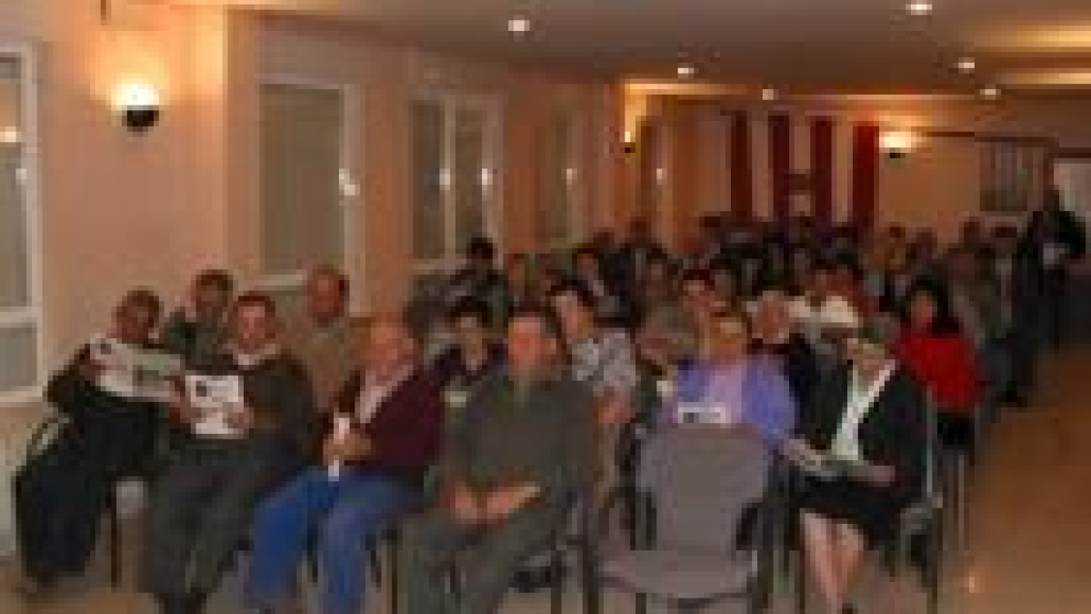 Numerosos vecinos de Alija del Infantado se acercaron a la conferencia