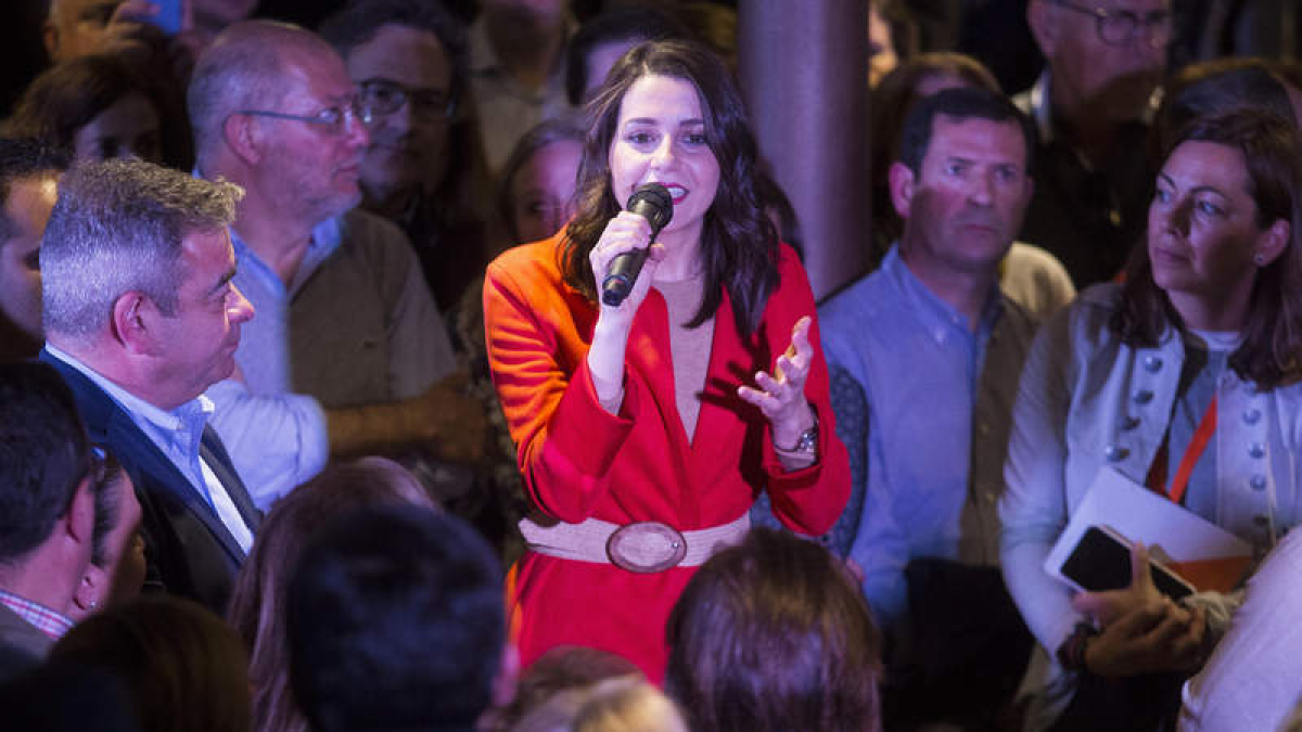 Inés Arrimadas, ayer en Botines durante el nuevo formato electoral ‘Vamos de cañas’. FERNANDO OTERO