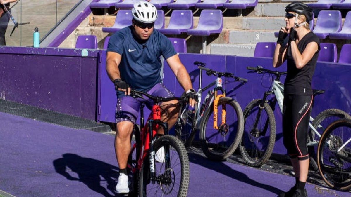 Ronaldo Nazário viaja con su pareja, Celina Locks, y una gran comitiva que partió hoy hacia Santiago de Compostela. R. GARCÍA