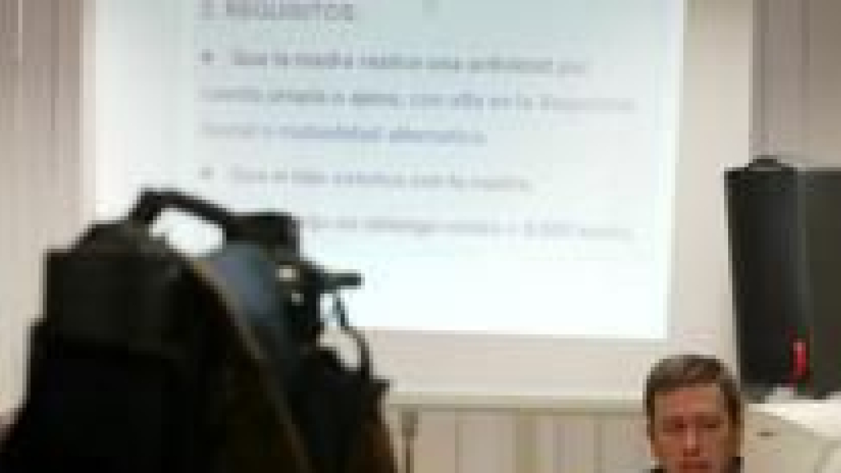 Javier Estrada, delegado de Hacienda en León, explicó ayer los entresijos de la nueva ayuda