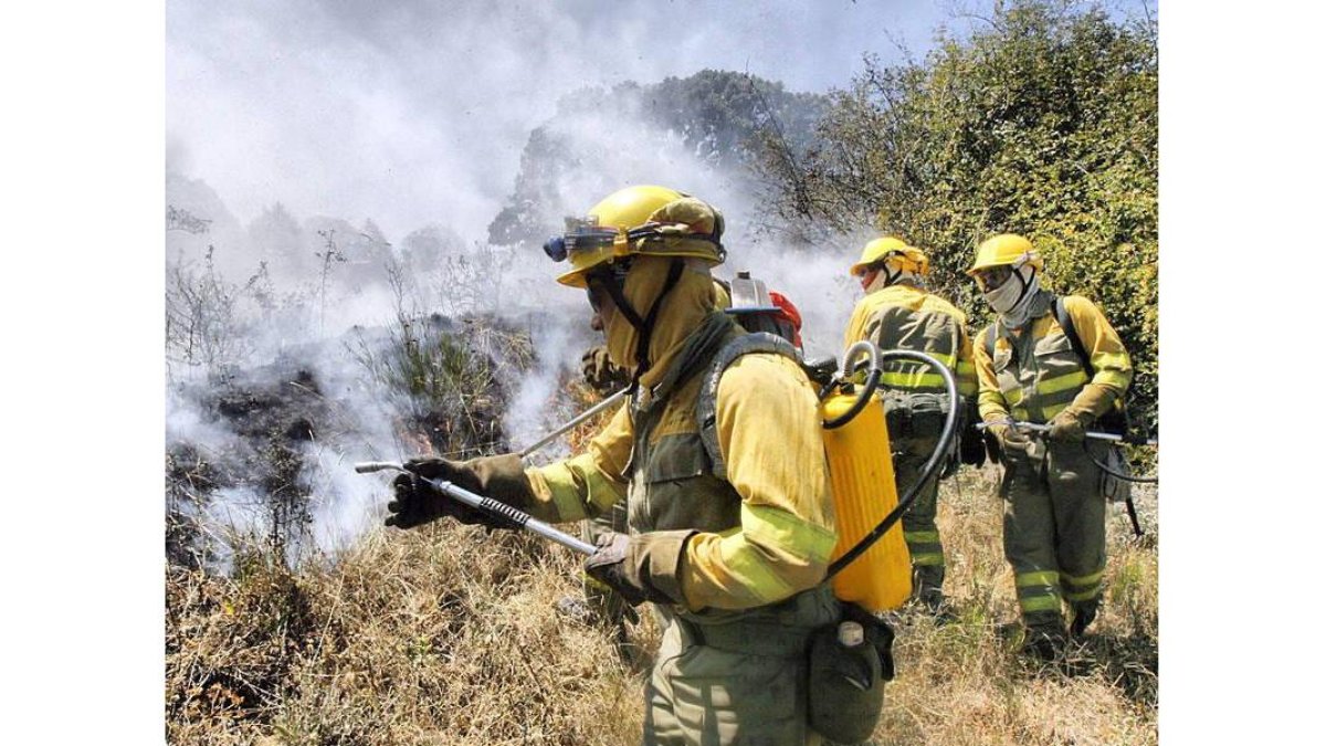 Brigadistas sofocando el incendio.