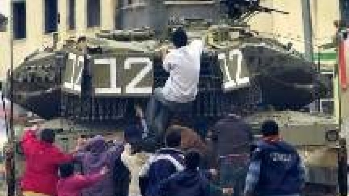Un grupo de niños palestinos tira piedras a un tanque israelí en Jerusalén Oeste