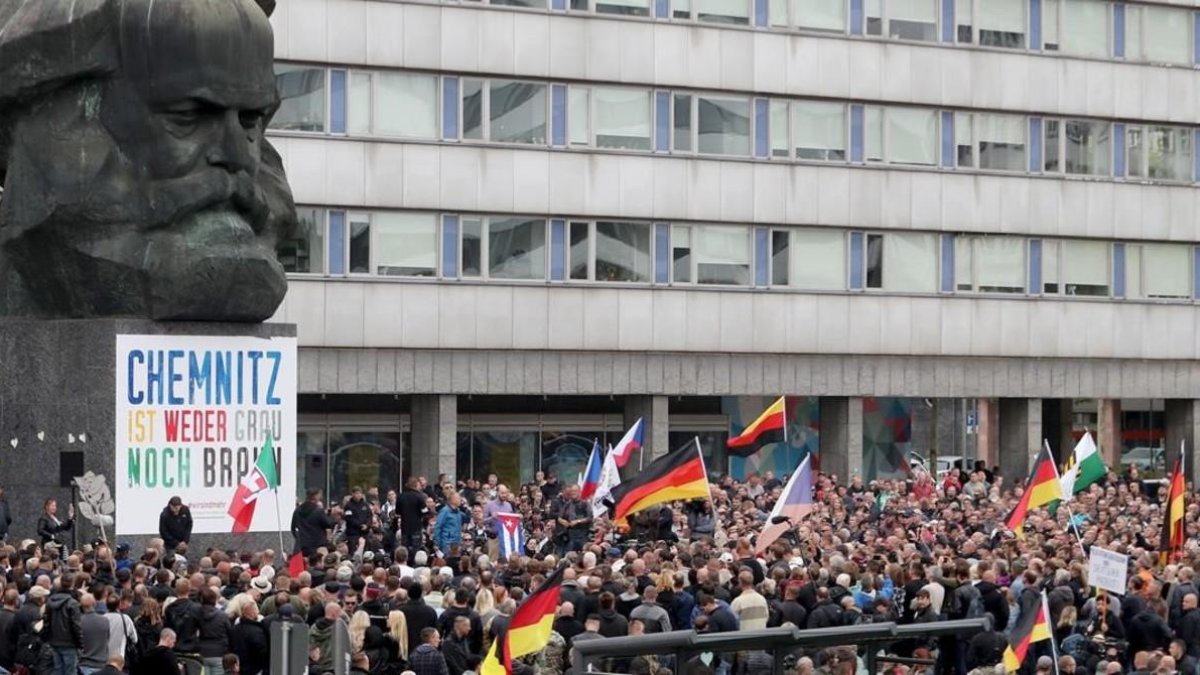 Manifestación contra los refugiados y inmigrantes convocada por los ultraderechistas de AfD junto al monumento de Karl Marx, en la ciudada sajona de Chemnitz, el 1 de septiembre del 2018.