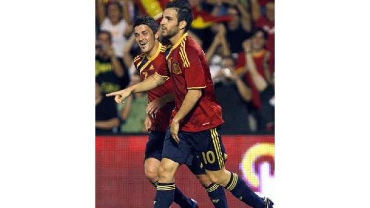 Cesc es felicitado por Villa tras marcar ante Estonia