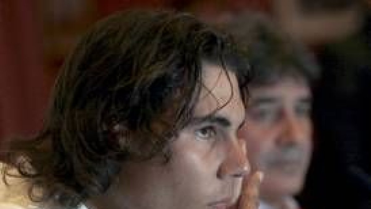 Nadal ayer, mientras comunica que no podrá jugar la final de la Copa Davis