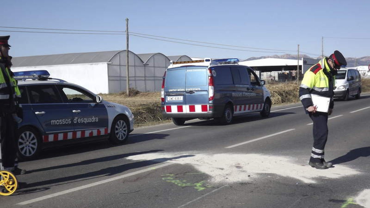 Un agente inspecciona el lugar del siniestro.