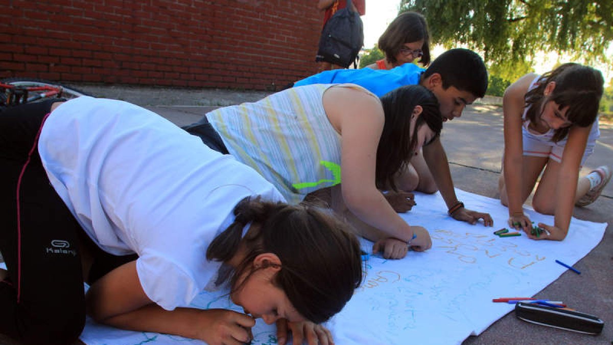 Los alumnos del Campo de los Judíos preparando las pancartas para la manifestación de hoy