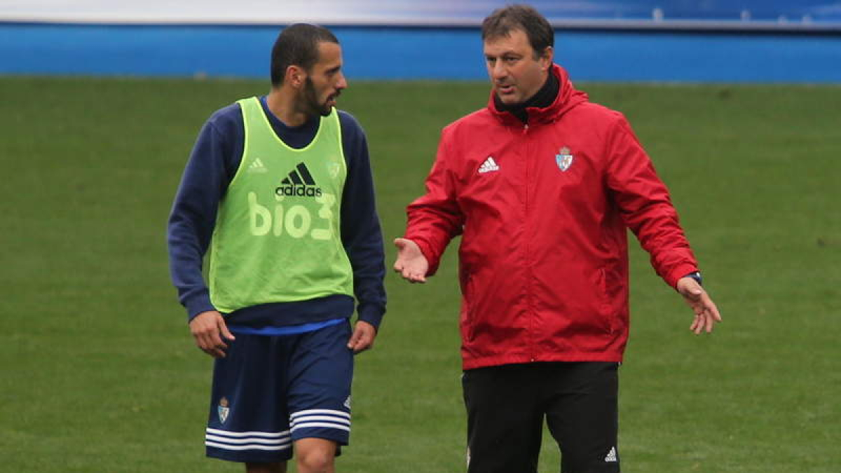 Yuri y José Manuel Díaz conversan durante un entrenamiento de la Ponferradina.