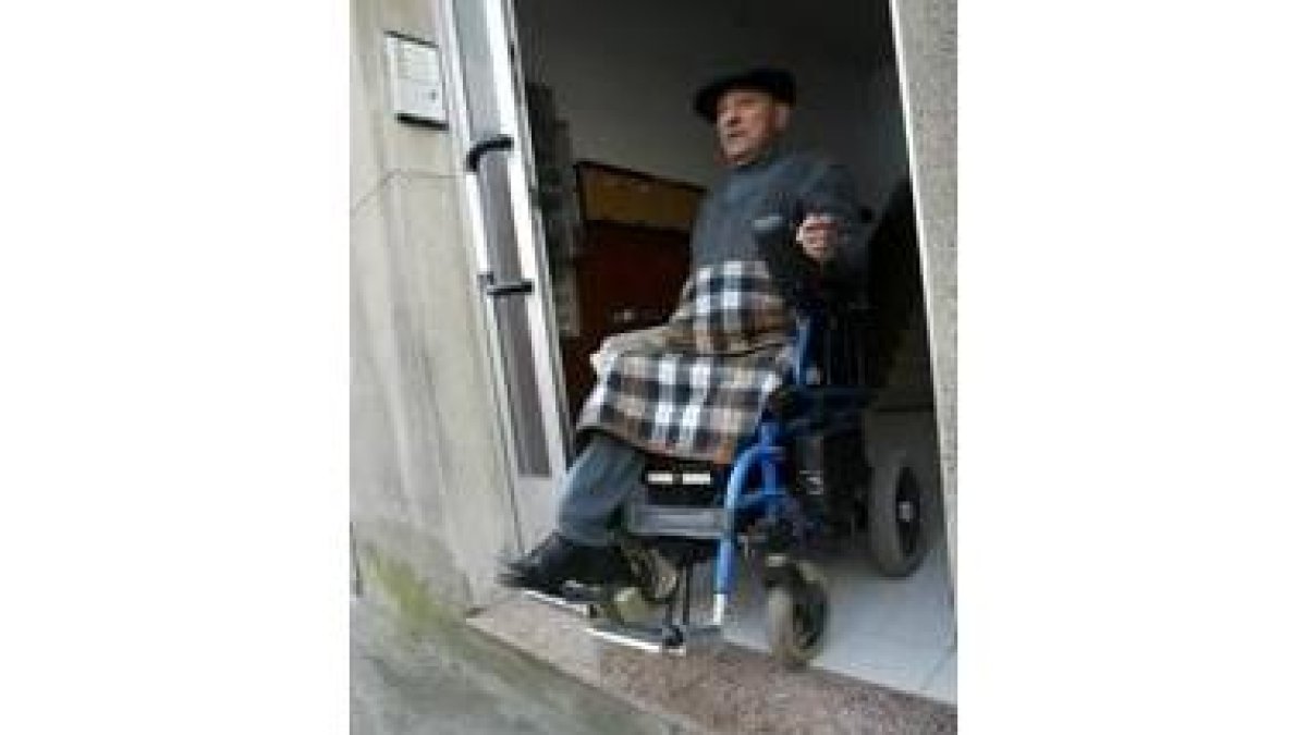 Genaro Rodríguez, a la puerta de su casa en el Barrio de los Judíos