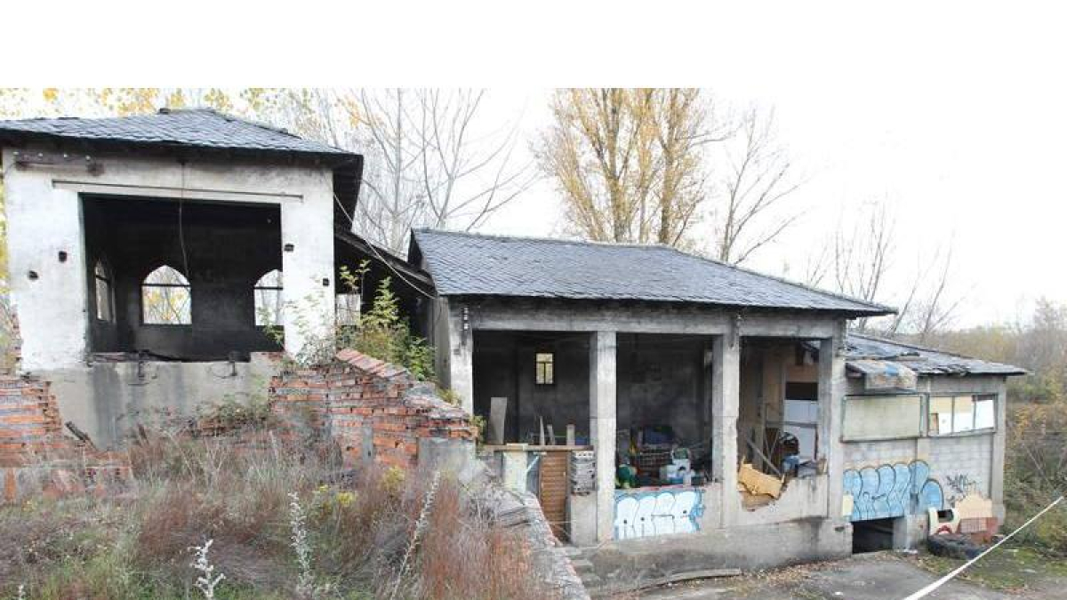 El antiguo cargadero de carbón donde ocurrió el crimen se encuentra en estado ruinoso en la carretera de Viloria.