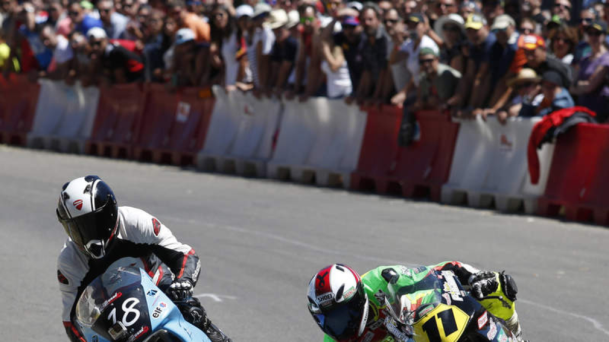 Un momento de carrera de una de las ediciones del GP de Velocidad de La Bañeza. FERNANDO OTERO
