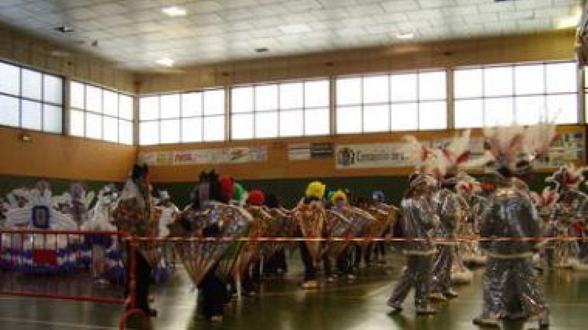 Los grupos de carnaval, concentrados en el polideportivo antes de desfilar en una imagen de archivo
