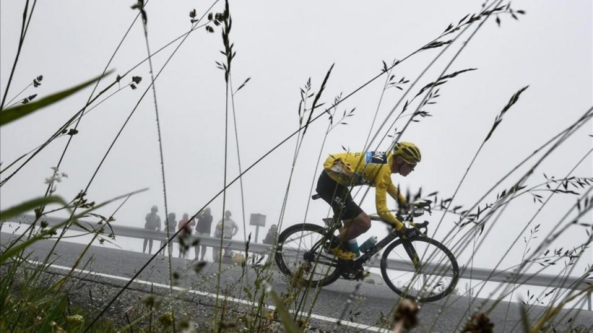 Chris Froome, entre niebla, en el descenso de Puymorens, con el jersey amarillo.