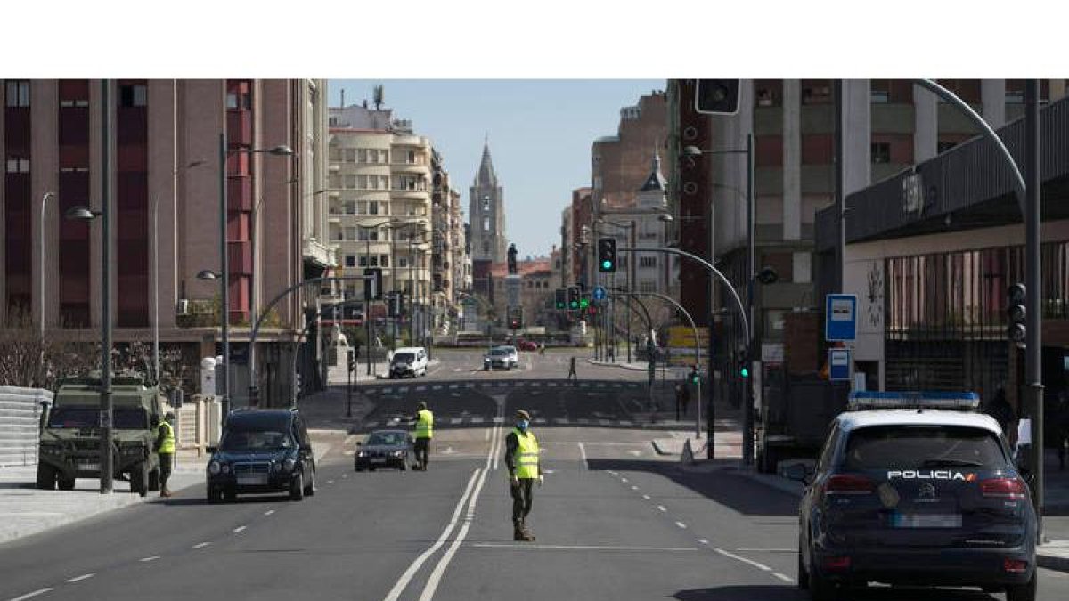 Uno de los grupos del regimiento de artillería haciendo labores de control en el entorno de la estación de trenes.