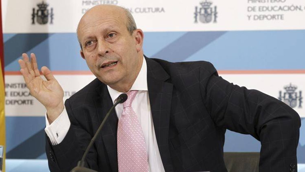 l ministro de Educación, José Ignacio Wert, durante la rueda de prensa que ha ofrecido para informar sobre el borrador de Proyecto de Real Decreto por el que se establecen los umbrales de renta y patrimonio familiar y las cuantías de las becas y ayudas al